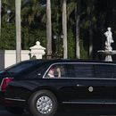 El presidente Donald Trump saluda desde su limusina a su llegada a su club de golf en West Palm Beach, Florida, el 8 de marzo de 2025. (AP Foto/Manuel Balce Ceneta)