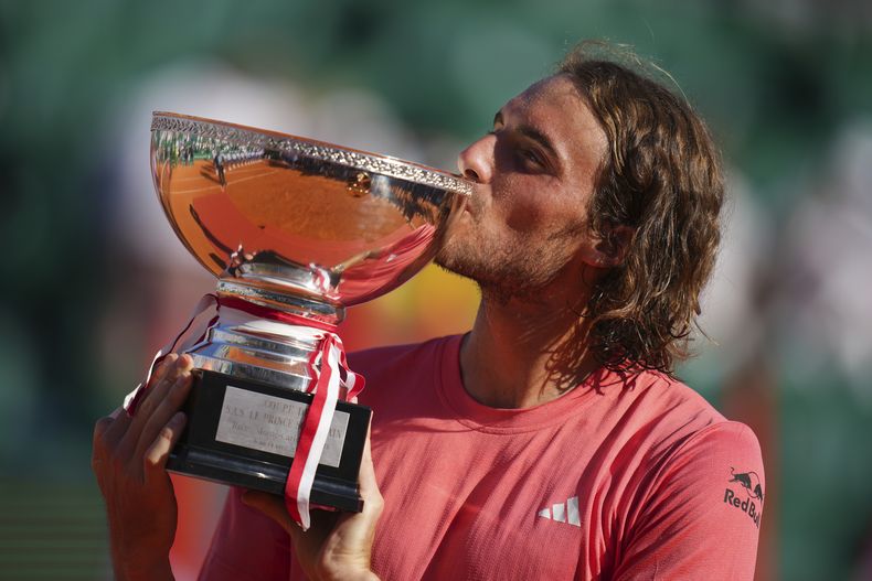 El griego Stefanos Tsitsipas le da un beso al trofeo al vencer al noruego Casper Ruud en la final del Masters de Montecarlo el domingo 14 de abril del 2024. (AP Foto/Daniel Cole)