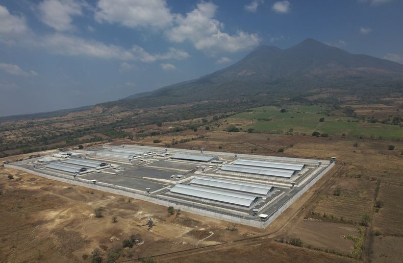ARCHIVO - Esta fotografía aérea del 5 de marzo de 2023 muestra una enorme cárcel de nombre Centro de Confinamiento del Terrorismo (CECOT), en Tecoluca, El Salvador. En días posteriores esta prisión recibió presuntos pandilleros venezolanos deportados por Estados Unidos. (AP Foto/Salvador Melendez, archivo)