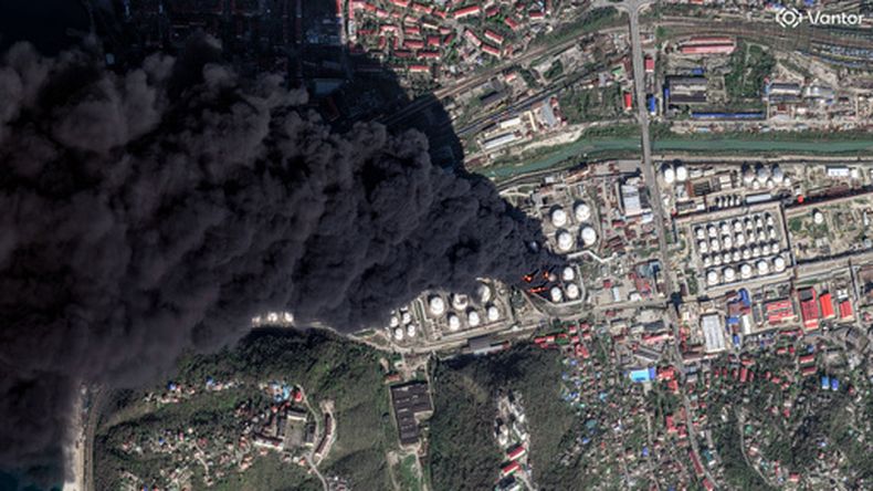 Esta imagen satelital, distribuida por Vantor, muestra una columna de humo en infraestructura petrolera en Tuapse, en la región de Krasnodar, en el sur de Rusia, el 16 de abril de 2026, luego de que la refinería y la terminal de carga de crudo de la ciudad fueron atacadas por drones ucranianos múltiples veces en las semanas anteriores. (Satellite image ©2026 Vantor via AP)