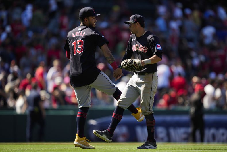 El tercera base venezolano de los Guardianes de Cleveland, Gabriel Arias (13) y el jardinero central Tyler Freeman celebran luego del triunfo de 5-4 sobre los Angelinos de Los Ángeles, en el juego de béisbol, en Anaheim, California, el domingo 26 de mayo de 2024. (AP Foto/Ashley Landis)
