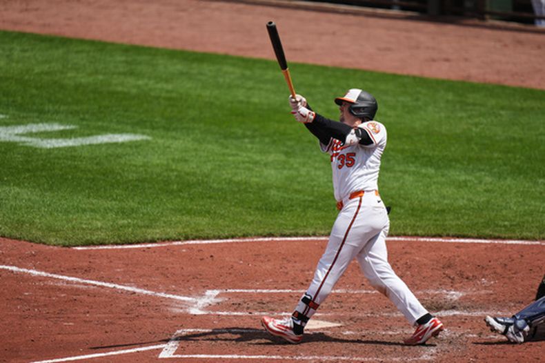 Adley Rutschman de los Orioles de Baltimore batea un grand slam ante los Astros de Houston, el jueves 30 de abril de 2026, en Baltimore. (AP Foto/Stephanie Scarbrough)