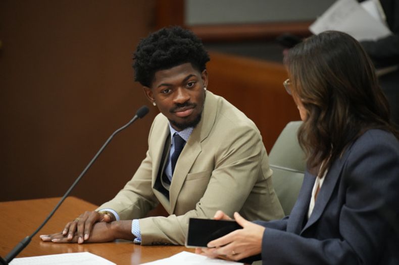 ARCHIVO - Lil Nas X, cuyo nombre legal es Montero Lamar Hill, comparecerá ante el tribunal el 12 de marzo de 2026 en Los Ángeles, acusado de cuatro delitos graves, incluidos tres cargos de agresión con lesiones a un agente de policía. (Daniel Cole/Pool Photo via AP, archivo)