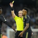 ARCHIVO - El árbitro polaco Szymon Marciniak muestra la tarjeta amarilla a Eduardo Camavinga del Real Madrid, durante el partido de vuelta de la semifinal de la Liga de Capeones ante el Manchester City, el miércoles 17 de mayo de 2023 (AP Foto/Jon Super)