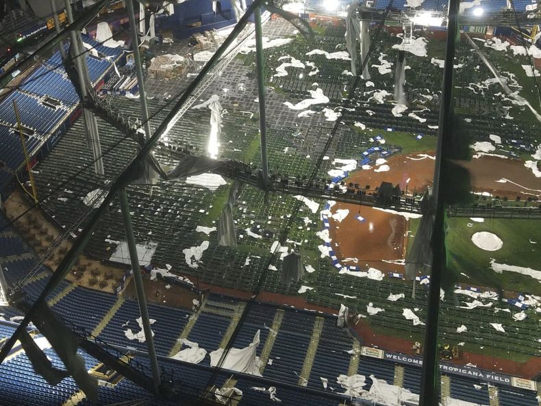 Imágenes captadas por un dron muestran los daños en el techo del Tropicana Field, el estadio de los Rays de Tampa Bay de la MLB tras el paso del huracán Milton, el 10 de octubre de 2024, en St. Petersburg, Florida. (Chris Urso/Tampa Bay Times vía AP)