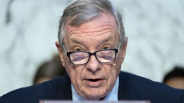 El presidente de la Comisión Judicial del Senado, el senador Dick Durbin, demócrata por Illinois, habla durante una audiencia el 13 de junio de 2023 en el Capitolio, en Washington. (Foto AP/Jacquelyn Martin, archivo)