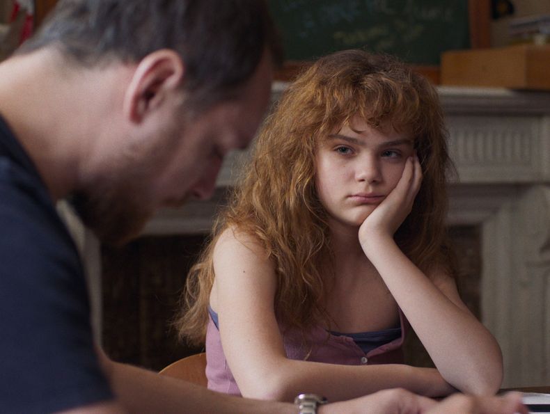 En esta imagen proporcionada por Tulip Pictures, Zelda Samson, derecha, y Alexis Manenti en una escena de El amor según Dalva. (Tulip Pictures vía AP)