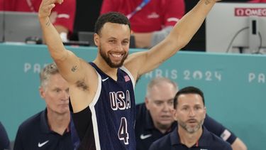 El estadounidense Stephen Curry (4) tras encestar durante la final del baloncesto masculino contra Francia en los Juegos Olímpicos de París, el sábado 10 de agosto de 2024. (AP Foto/Michael Conroy)