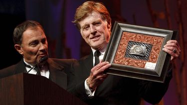 americateve | El gobernador Gary Herbert (izquierda) entrega a Robert Redford un presente por todas sus contribuciones al estado de Utah, el s&aacute;bado 9 de noviembre de 2013. (Foto AP/The Salt Lake Tribune, Leah Hogsten)