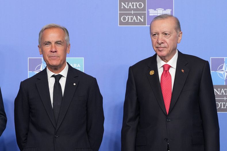 El primer ministro canadiense Mark Carney (i) con el presidente turco Recep Tayyip Erdogan en Ankara, Turquía, el 8 de julio del 2026. (AP foto/Alex Brandon)