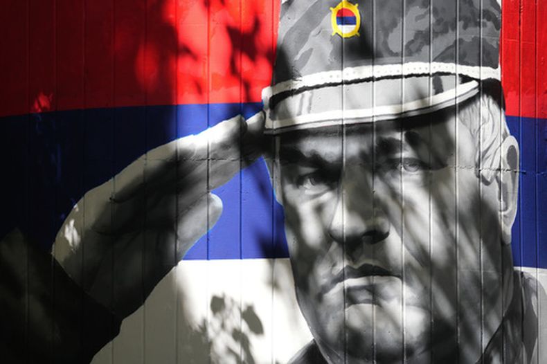 Un mural muestra al exgeneral serbobosnio en tiempos de guerra Ratko Mladić en Belgrado, Serbia, el miércoles 2 de septiembre de 2026. (Foto AP/Darko Vojinovic)