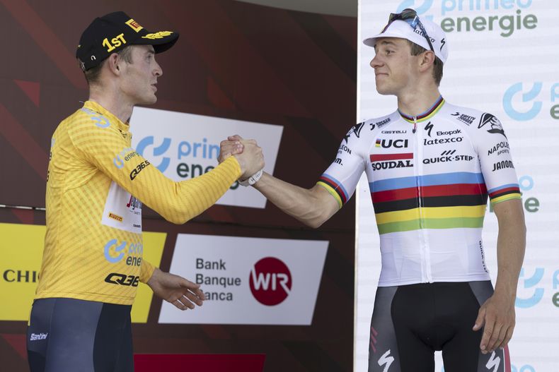 Mattias Skjelmose (derecha), ganador del Tour de Suiza celebra en el podio junto a Remco Evenepoel, tercero en la carrera, tras la octava y última etapa, el domingo 18 de junio de 2023, una contrarreloj entre St. Gallen y Abtwil. (Gian Ehrenzeller/Keystone vía AP)