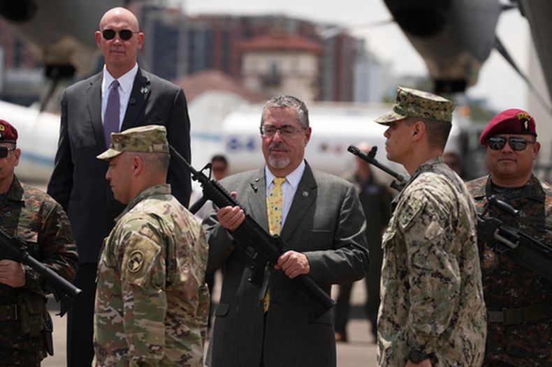 El presidente de Guatemala, Bernardo Arévalo, recibe de soldados estadounidenses equipo militar adquirido a Estados Unidos —tras más de 40 años de un embargo de armas impuesto por Washington a Guatemala debido a violaciones de los derechos humanos— durante una ceremonia en Ciudad de Guatemala, el lunes 21 de septiembre de 2026. (Foto AP/Moisés Castillo)