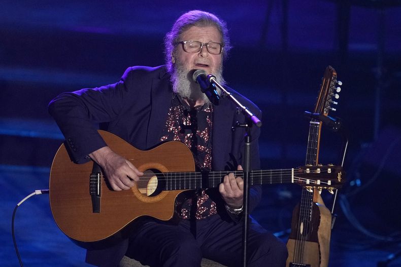 ARCHIVO - Gustavo Santaolalla durante su presentación en la 51a ceremonia de incorporación al Salón de la Fama de los Compositores en el Hotel Marriott Marquis de Nueva york el 16 de junio de 2022, en Nueva York. Santaolalla recibirá el Premio del Consejo Directivo de la Academia Latina de la Grabación en noviembre durante la semana del Latin Grammy. (Foto Charles Sykes/Invision/AP)