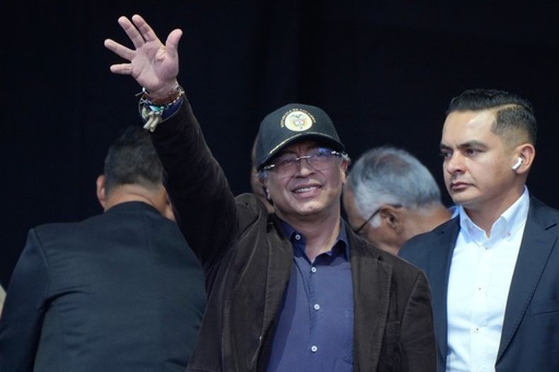 El presidente colombiano Gustavo Petro, centro, saluda a partidarios que se congregaron para mostrar su apoyo al sistema de salud de su gobierno en Bogotá, Colombia, el jueves 26 de febrero de 2026. (Foto AP/Fernando Vergara)