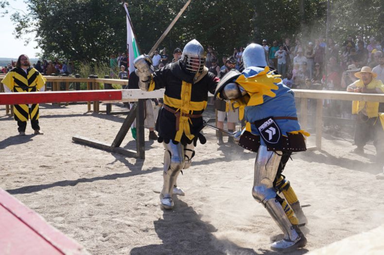 Dos participantes combaten en el Campeonato mundial de la Federación Internacional de Combate Medieval en el castillo de Spottrup, en Spottrup, Dinamarca, el jueves 23 de julio de 2026. (AP Foto/James Brooks)