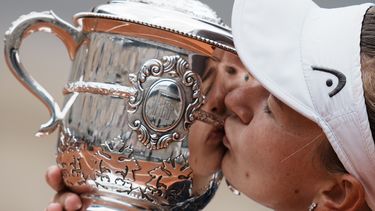 ARCHIVO - Foto del 12 de junio del 2021, la checa Barbora Krejcikova le da un beso al trofeo del Abierto de Francia tras vencer a la rusa Anastasia Pavlyuchenkova en la final del Abierto de Francia. El viernes 12 de mayo del 2023, los organizadores anuncian que los premios regresarán a la cifra del 2019 de 2,5 millones de dólares para los campeones y una bolsa histórica de 54 millones de dólares. (AP Foto/Thibault Camus)