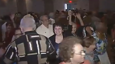 americateve | Hialeah celebró hoy por adelantado el día de las madres con un baile especial y entrega de premios a residentes de la llamada tercera edad.