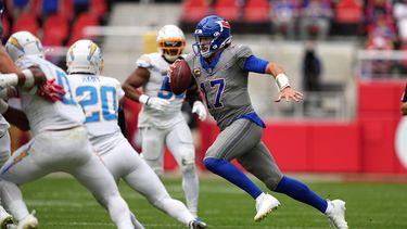 El mariscal de campo de los Bills de Búfalo, Josh Allen (17), avanza con el balón durante la segunda mitad de un partido de la NFL contra los Chargers de Los Ángeles, el domingo 27 de septiembre de 2026, en Orchard Park, Nueva York. (Foto AP/Matt Rourke)