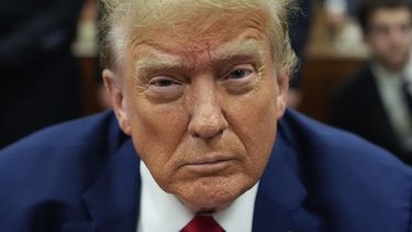 El expresidente Donald Trump espera el inicio de un día más de su juicio en el tribunal de Manhattan, el lunes 6 de mayo de 2024, en Nueva York. (Foto AP/Julia Nikhinson, Pool)