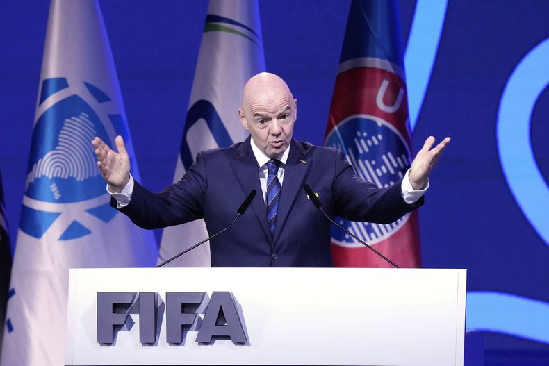 El presidente de la FIFA Gianni Infantino, habla durante el 75 Congreso de la entidad en la sede de CONMEBOL en Luque, Paraguay, el jueves 15 de mayo de 2025. (AP Foto/Fernando Calistro)