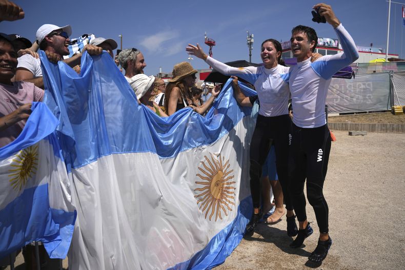 Los argentinos Eugenia Bosco y Mateo Majdalani celebran su medalla de bronce en la regata Nacra 17 mixta de los Juegos Olímpicos de París, el jueves 8 de agosto de 2024, en Marsella, Francia. (AP Foto/Daniel Cole)