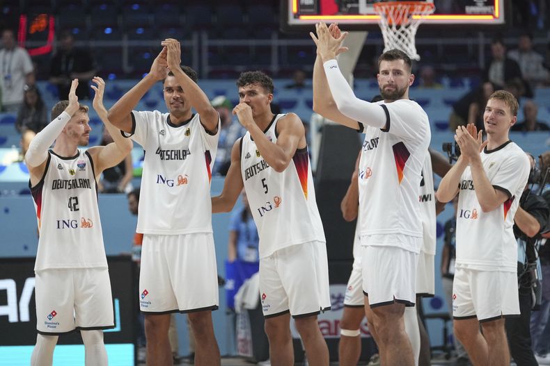 Jugadores de Alemania celebran tras vencer a Eslovenia en los cuartos de final del Eurobasket el miércoles 10 de septiembre del 2025. (AP Foto/Sergei Grits)