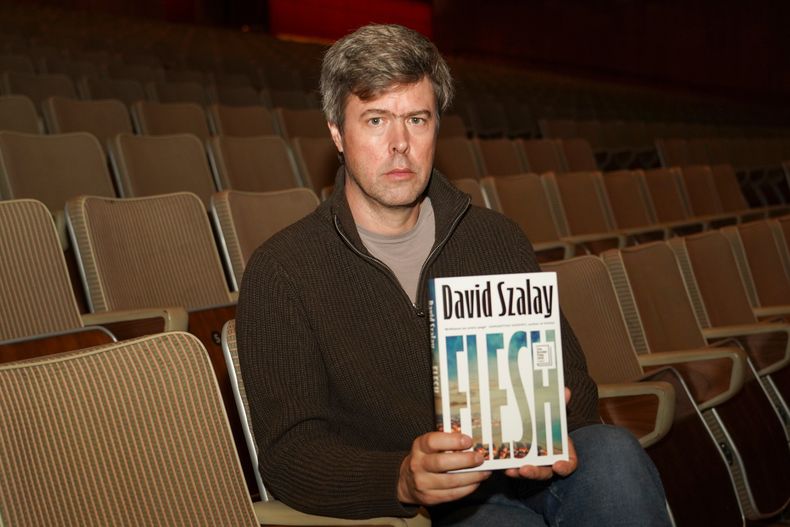 David Szalay, autor de Flesh, posa para una fotografía durante una sesión fotográfica de los 6 autores finalistas del Premio Booker, en Londres, el domingo 9 de noviembre de 2025. (Foto AP/Alberto Pezzali)