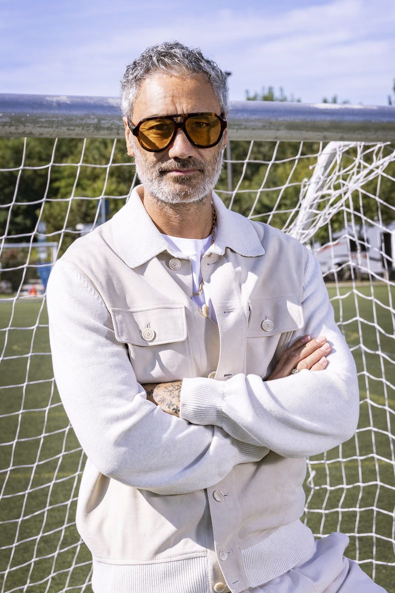 El director Taika Waititi posa para un retrato para promover su película Next Goal Wins durante el Festival Internacional de Cine de Toronto el 11 de septiembre de 2023 en Toronto. (Foto Joel C Ryan/Invision/AP)