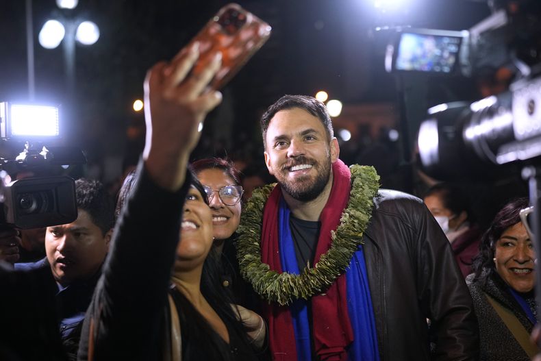 Eduardo del Castillo posa para una foto con sus seguidores después de ser presentado como el candidato presidencial del partido gobernante Movimiento Al Socialismo (MAS), en La Paz, Bolivia, el viernes 16 de mayo de 2025. (AP Foto/Juan Karita)