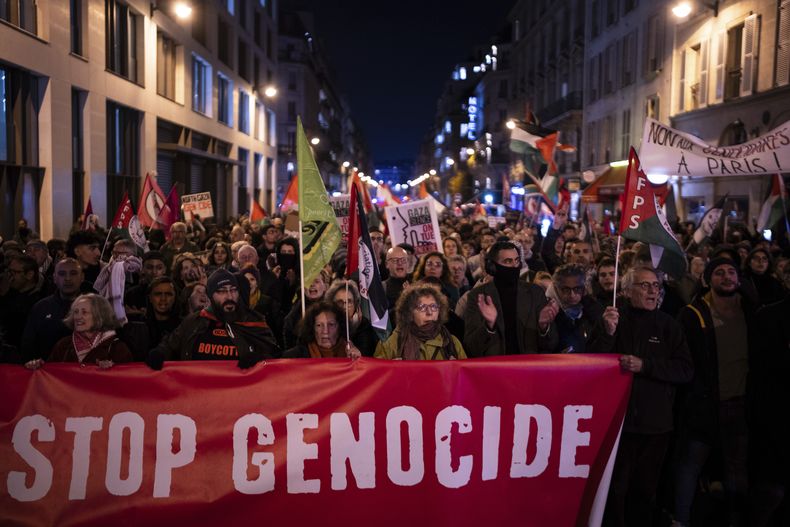 Manifestantes participan en una protesta contra una gala organizada por figuras de la extrema derecha francesa en apoyo a Israel, el miércoles 13 de noviembre de 2024, en París. (AP Foto/Louise Delmotte)
