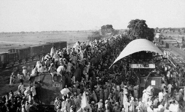 ARCHIVO - En esta imagen tomada el 27 de septiembre de 1947, refugiados musulmanes abarrotan un tren que se dirige a Pakistán, a su salida de Nueva Delhi, en India. (AP Foto, archivo)