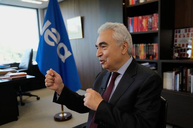 El director ejecutivo de la Agencia Internacional de la Energía, Fatih Birol, durante una entrevista con The Associated Press, en la sede de la AIE en París, el 16 de abril de 2026. (AP Foto/Michel Euler)