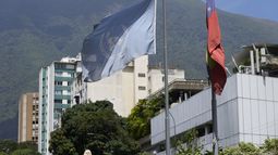 Las banderas de la ONU y de Venezuela afuera de la Oficina Técnica Assora del Comisionado de las Naciones Unidas para los Derechos Humanos en Caracas, Venezuela, el 15 de febrero del 2024. (Foto AP/Matias Delacroix)