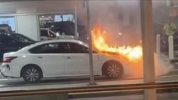 auto se incendia en plena zona de arribos del aeropuerto de miami y provoca alarma entre pasajeros