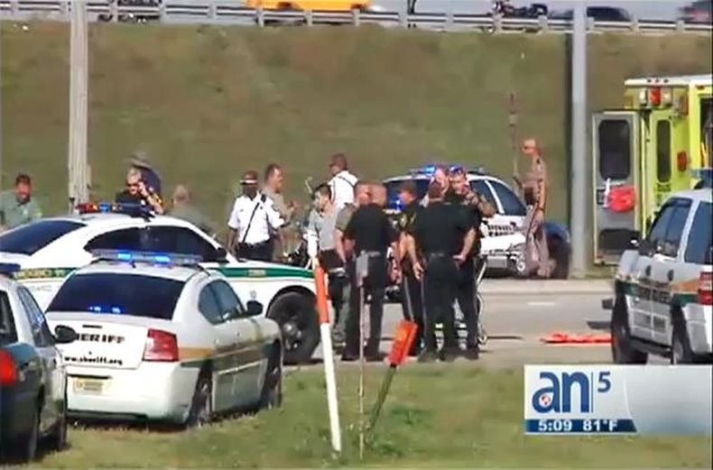 Una persecución policial a un motociclista termina con un accidente de tránsito y, al menos, dos personas heridas.