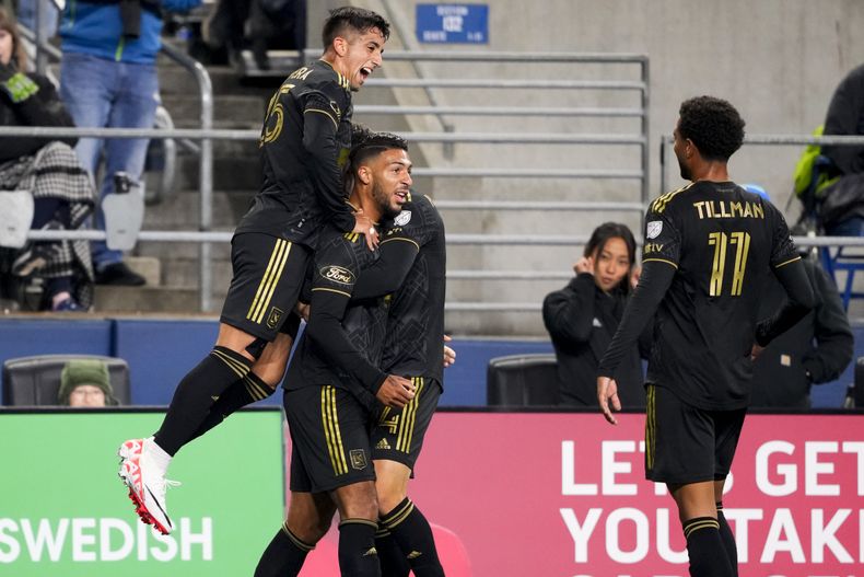 El delantero uruguayo del LAFC Cristian Olivera (izquierda) salta para celebrar con el delantero Denis Bouanga (segundo desde la izquierda), y el centrocampista Timothy Tillman (11) luego del gol ante Seattle Sounders durante la primera mitad del juego de semifinales de la MLS el domingo 26 de noviembre de 2023, en Seattle. (AP Foto/Lindsey Wasson)