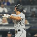 El mexicano Seby Zavala, de los Medias Blancas de Chicago, conecta un jonrón en el tercer inning del juego ante los Yanquis de Nueva York, el martes 6 de junio de 2023 (AP Foto/Frank Franklin II)