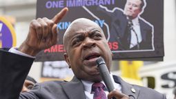 El alcalde Ras Baraka habla ante simpatizantes y la prensa tras acudir a la corte, el jueves 15 de mayo de 2025, en Newark, Nueva Jersey. (AP Foto/Seth Wenig)
