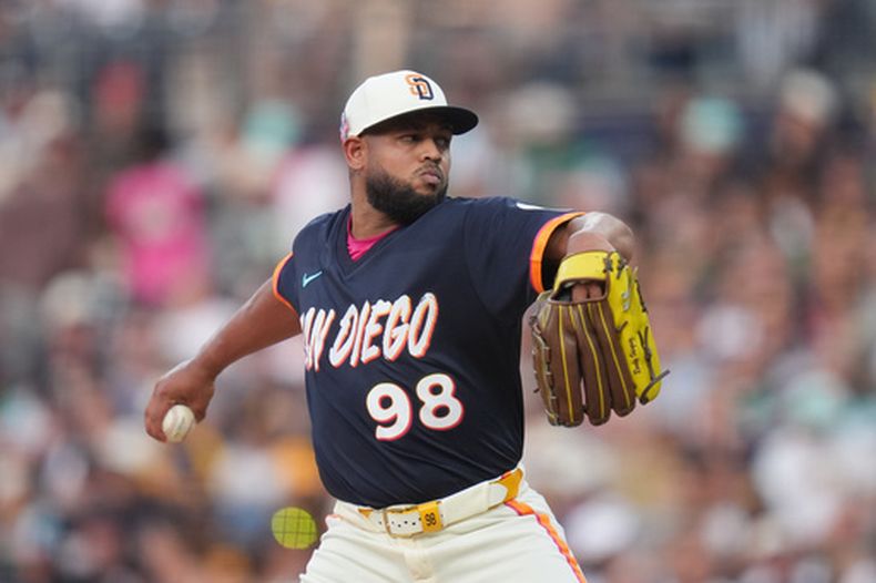 El dominicano Randy Vásquez, de los Padres de San Diego, cumple con su apertura ante los Mellizos de Minnesota, el viernes 21 de agosto de 2026 (AP Foto/Gregory Bull)