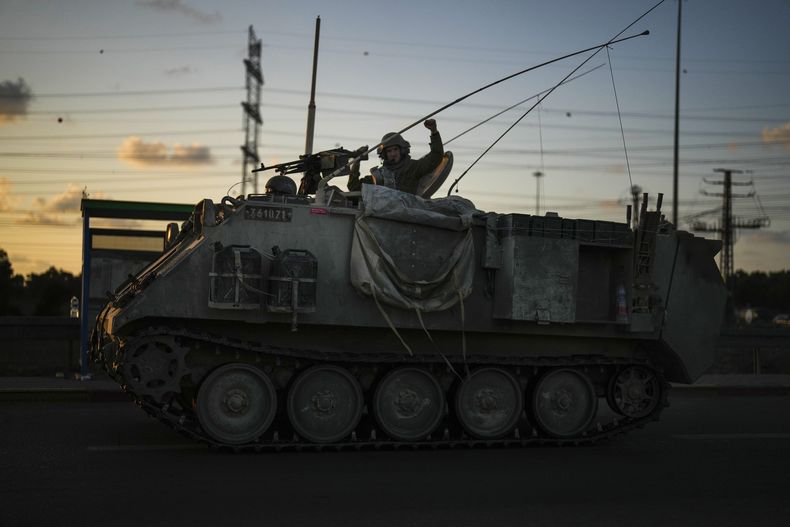 Un soldado israelí gesticula desde un vehículo militar cerca de la frontera entre Israel y la Franja de Gaza, en territorio israelí, el 19 de octubre de 2023. (AP Foto/Francisco Seco)
