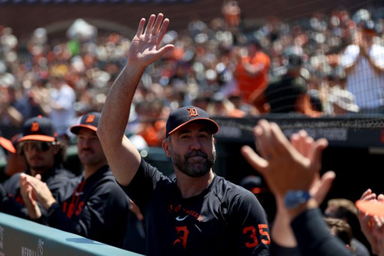 ARCHIVO - Foto del 9 de agosto del 2026, el lanzador de los Tigres de Detroit Justin Verlander saluda a la afición en el encuentro ante los Gigantes de San Francisco. (AP Foto/Jed Jacobsohn, Archivo)