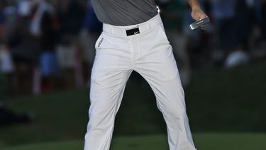 americateve | El norirland&eacute;s Rory McIlroy festeja tras ganar el Campeonato de la PGA en el campo de golf Valhalla el domingo 10 de agosto de 2014, en Louisville, Kentucky. McIlroy termin&oacute; con 268 golpes, 16 bajo par. (Foto AP/David J. Phillip)