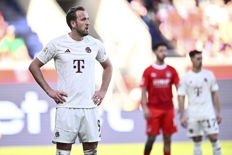 Harry Kane del Bayern Munich reacciona tras la derrota ante el Heidenheim en el encuentro de la Bundesliga el sábado 6 de abril del 2024. (Tom Weller/dpa via AP)