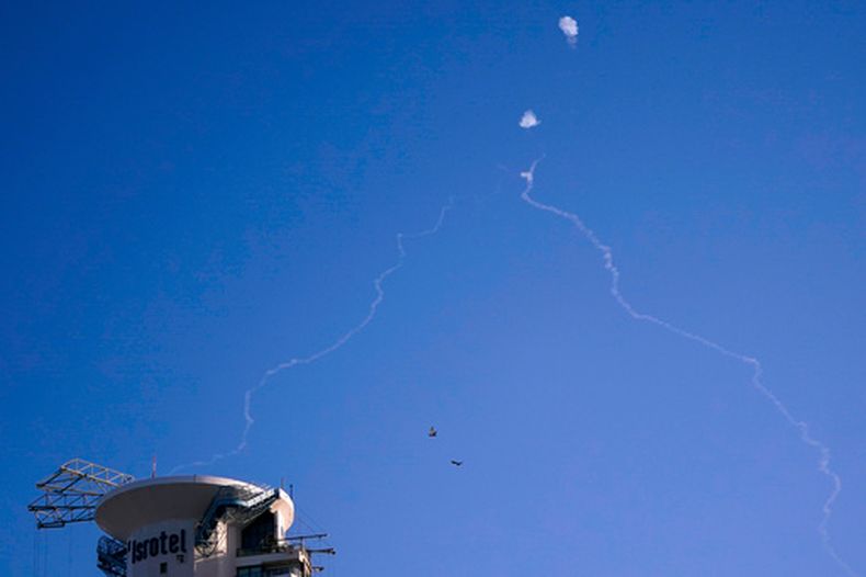 ARCHIVO - El sistema antimisiles Cúpula de Hierro lanza para interceptar misiles mientras suenan sirenas antiaéreas en Tel Aviv el 23 de octubre de 2024. (Nathan Howard/Pool foto via AP, Archivo)