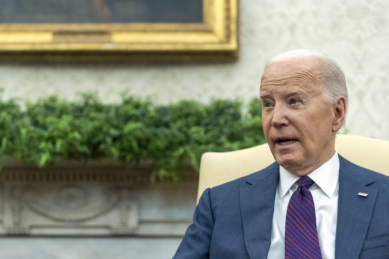 El presidente Joe Biden habla mientras se reúne con el primer ministro iraquí, Shia al-Sudani, en la Oficina Oval de la Casa Blanca, el lunes 15 de abril de 2024, en Washington. (Foto AP/Alex Brandon)