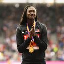 ARCHIVO - Tori Bowie recibe la medalla de oro tras ganar los 100 metros femeninos del Mundial de atletismo, el 7 de agosto de 2017, en Londres. Bowie ha fallecido, según informó su agencia de representación y la federación estadounidense de atletismo. Tenía 32 años. (AP Foto/Alastair Grant)