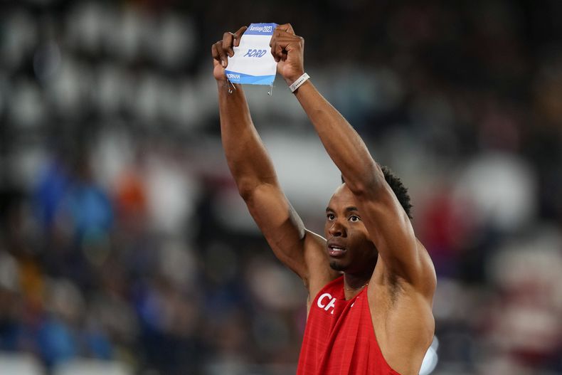 El chileno Santiago Ford celebra tras ganar la medalla de oro del decatlón en el atletismo de los Juegos Panamericanos en Santiago, Chile, el martes 31 de octubre de 2023. (AP Foto/Natacha Pisarenko)