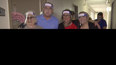 se entregan mas de mil mascarillas a los residentes de la tercera edad en hialeah