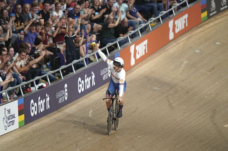 El británico Blaine Hunt celebra tras ganar el oro en la prueba contrarreloj de un kilómetro C5 masculina en el Campeonato Mundial de Ciclismo 2023 en Glasgow el sábado 5 de agosto del 2023. (Tim Goode/PA via AP)